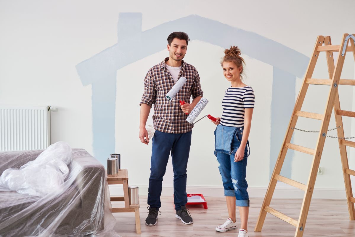 Hombre y mujer con rodillos de pintura